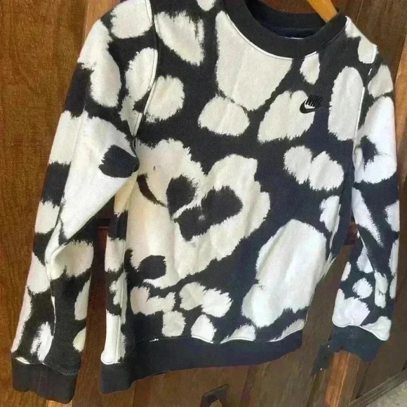 ⚡️5/$25 bundle sale⚡️ Nike Sweatshirt Boys Size Small Black Cowprint Splatter - Picture 6 of 8